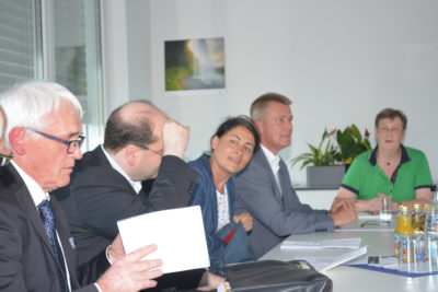 Unterhaltungsverbandsvorstand Hermann Steuwer, Minister Christian Meyer, Landtagsabgeordnete und Bundestagskandidatin Filiz Polat, Unterhaltungsverbandsgeschäftführer Uwe Bühning und Gesprächsleiterin Elke Eilers vom Ortsverband Bad Essen Bündnis 90/Die Grünen